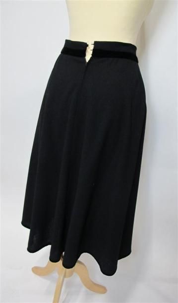 VALENTINO
Lot comprenant :
- Tailleur jupe...