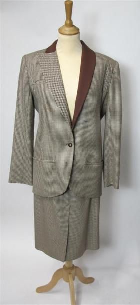 VALENTINO
Lot comprenant :
- Tailleur jupe...
