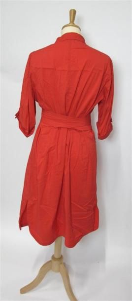 Lot comprenant :
- LAUREL. Robe rouge, manches...