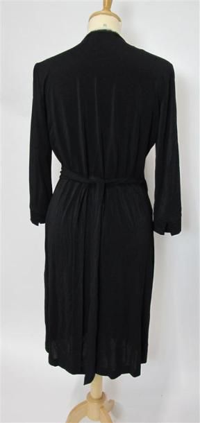 Lot comprenant :
- LAUREL. Robe rouge, manches...