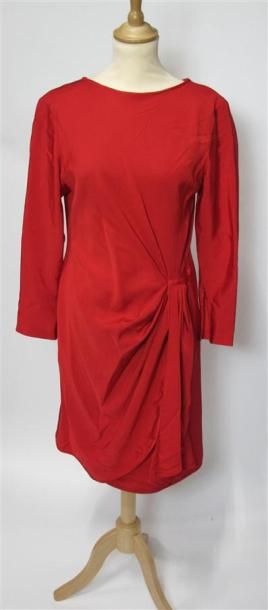 Lot comprenant :
- LAUREL. Robe rouge, manches...