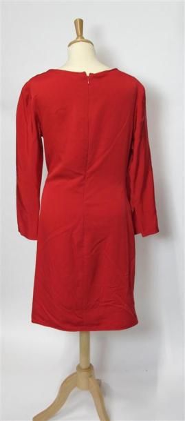 Lot comprenant :
- LAUREL. Robe rouge, manches...
