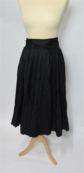 Lot comprenant :
- LAUREL. Robe rouge, manches...