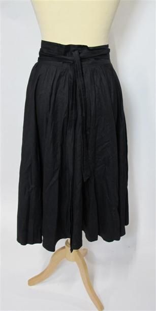 Lot comprenant :
- LAUREL. Robe rouge, manches...