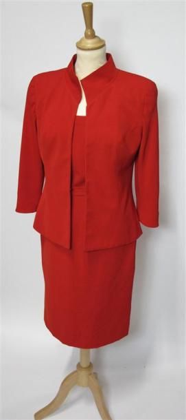 Lot comprenant :
- LAUREL. Robe rouge, manches...