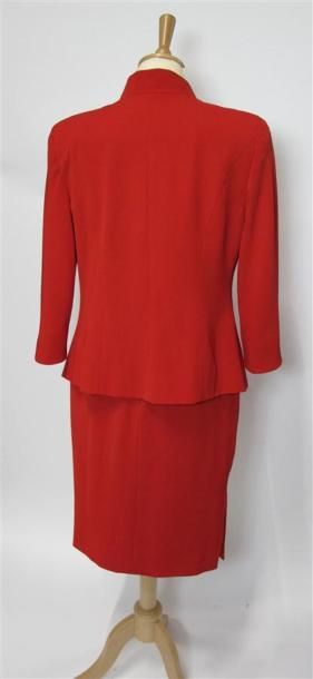 Lot comprenant :
- LAUREL. Robe rouge, manches...
