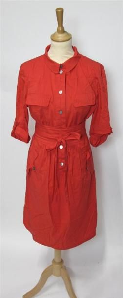 Lot comprenant :
- LAUREL. Robe rouge, manches...