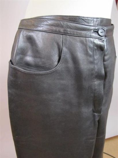 Guy LAROCHE 
Pantalon en cuir noir, doublé.
Taille...