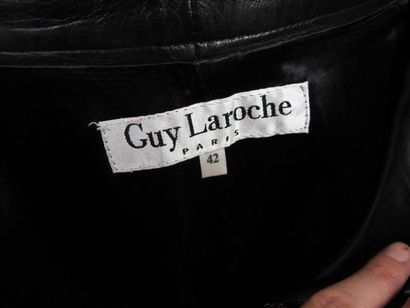 Guy LAROCHE 
Pantalon en cuir noir, doublé.
Taille...
