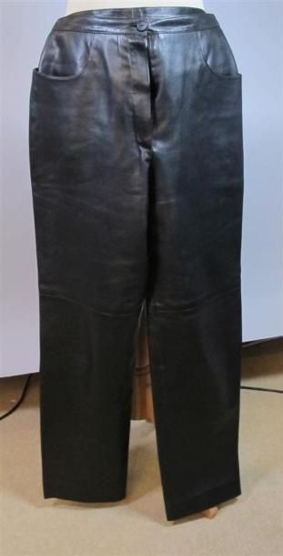 Guy LAROCHE 
Pantalon en cuir noir, doublé.
Taille...