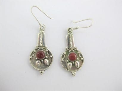Paire de pendants d'oreilles en argent à...