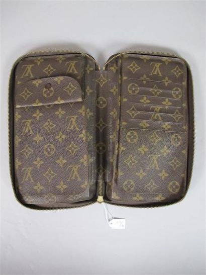 Louis VUITTON Paris
Pochette porte-feuille...