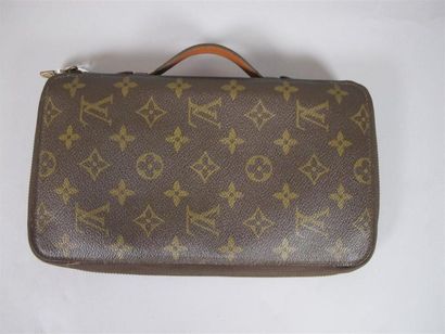 Louis VUITTON Paris
Pochette porte-feuille...
