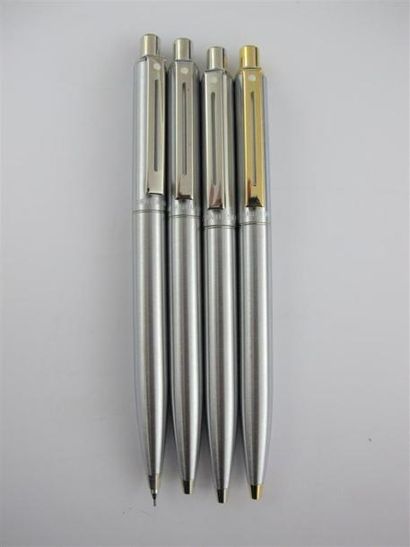 SHEAFFER
Trois stylos bille et un critérium...