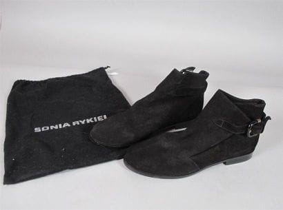 Sonia RYKIEL Paris
Paire de bottines en daim...