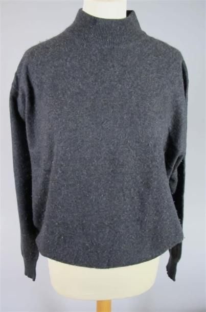 Lot de trois pulls en cachemire gris anthracite,...