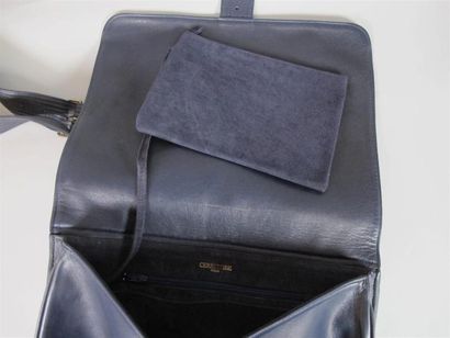 CERRUTI 1881 Paris
Sacoche en cuir bleu marine...