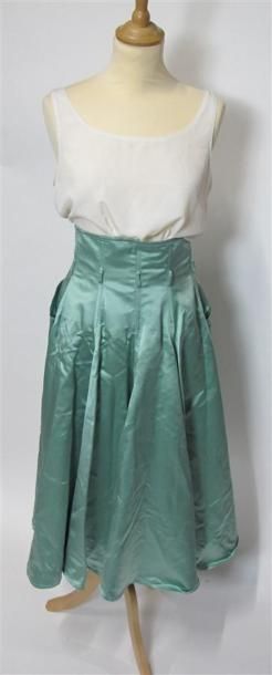 Lot comprenant :
- Gianfranco FERRE. Robe...