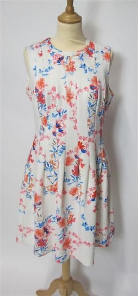 Lot comprenant :
- Gianfranco FERRE. Robe...