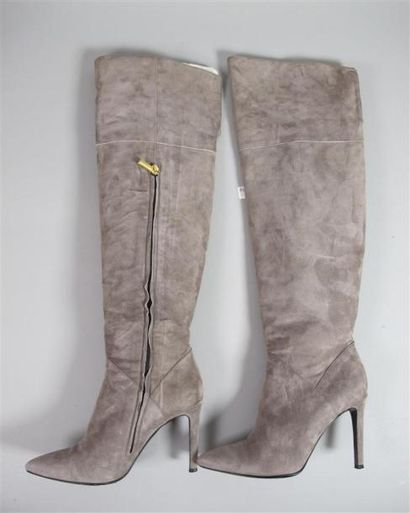 Erin ADAMSON
Paire de bottes à talon haut...
