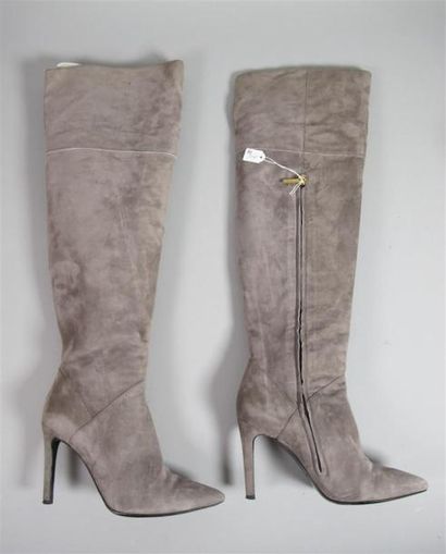 Erin ADAMSON
Paire de bottes à talon haut...