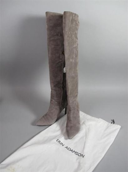 Erin ADAMSON
Paire de bottes à talon haut...