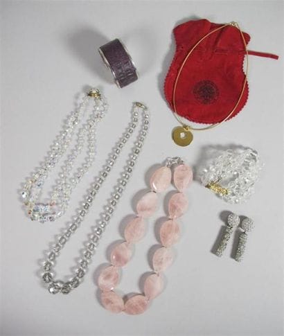 Lot de bijoux fantaisies : collier en métal...