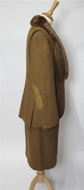 Lot comprenant :
- Ensemble en laine marron,...