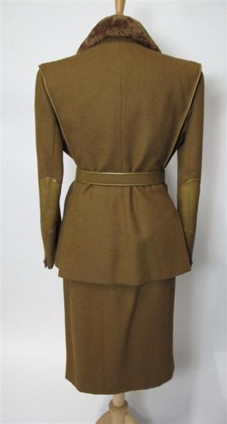 Lot comprenant :
- Ensemble en laine marron,...