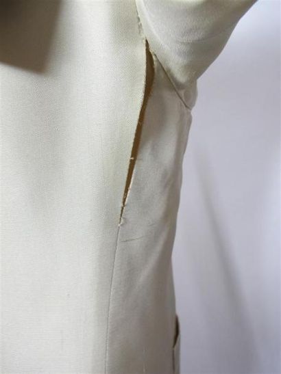 Lot comprenant :
- Ensemble en laine marron,...