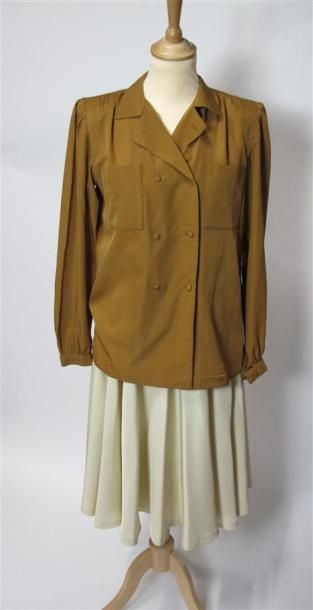 Lot comprenant :
- Ensemble en laine marron,...