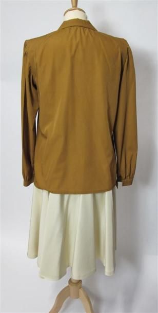 Lot comprenant :
- Ensemble en laine marron,...
