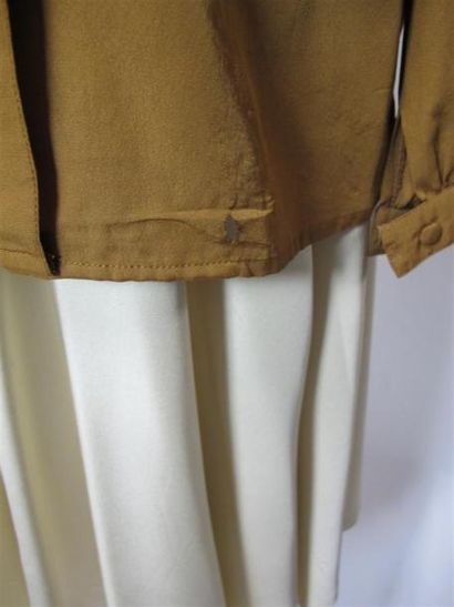 Lot comprenant :
- Ensemble en laine marron,...