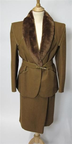 Lot comprenant :
- Ensemble en laine marron,...