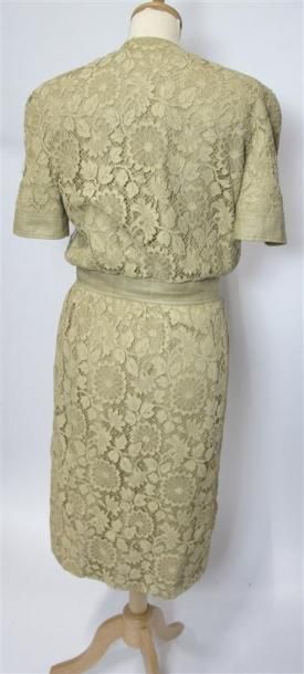 Lot comprenant :
- NIGHT VALENTINO. Robe...