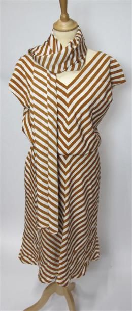 Lot comprenant :
- NIGHT VALENTINO. Robe...