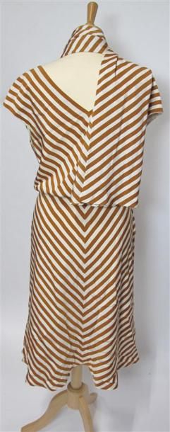Lot comprenant :
- NIGHT VALENTINO. Robe...