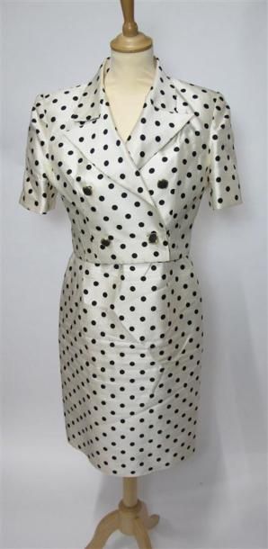Lot comprenant :
- NIGHT VALENTINO. Robe...