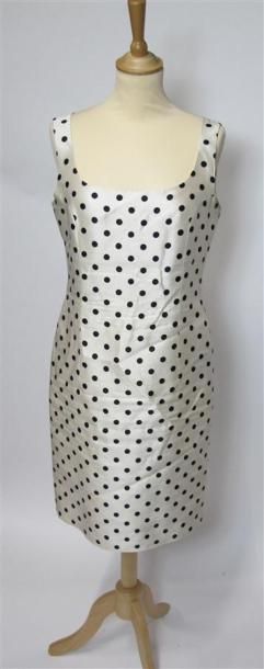 Lot comprenant :
- NIGHT VALENTINO. Robe...