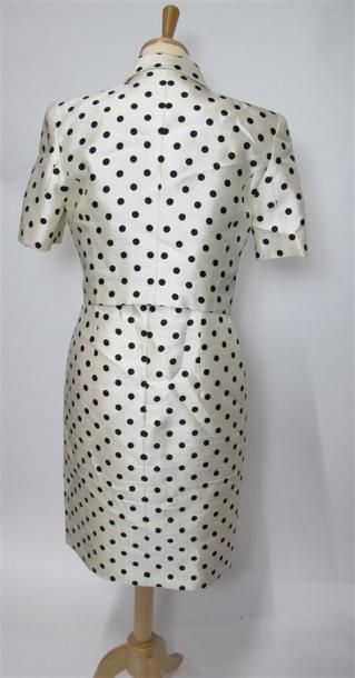 Lot comprenant :
- NIGHT VALENTINO. Robe...