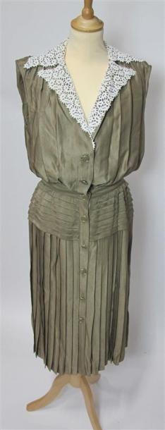 Lot comprenant :
- NIGHT VALENTINO. Robe...