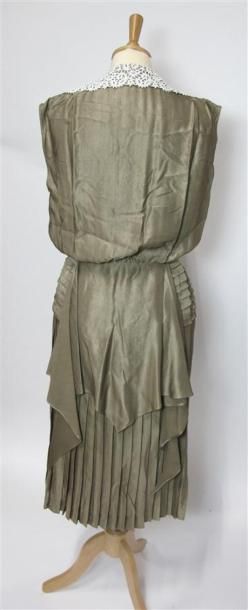Lot comprenant :
- NIGHT VALENTINO. Robe...