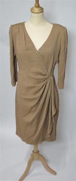 Lot comprenant :
- NIGHT VALENTINO. Robe...