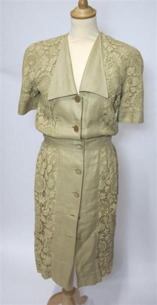 Lot comprenant :
- NIGHT VALENTINO. Robe...