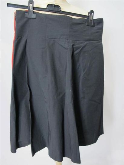 ZARA
Lot comprenant :
- Robe noire. Taille...