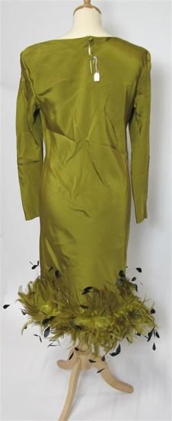 Robe du soir kaki avec bandeau plumes kaki...
