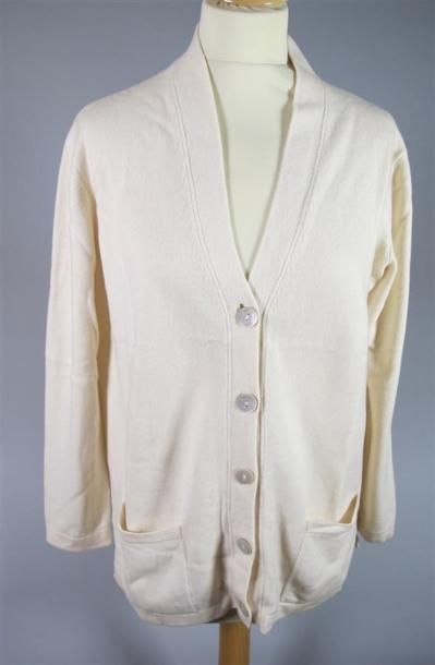 Lot de trois pulls et un gilet en cachemire...