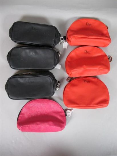 DIOR
Lot de sept petites pochettes : 
- Trois...