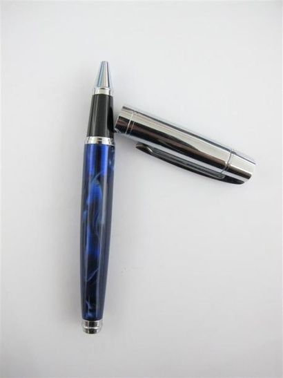 SHEAFFER
Quatre stylos bille (dont un auquel...