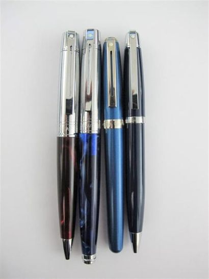 SHEAFFER
Quatre stylos bille (dont un auquel...